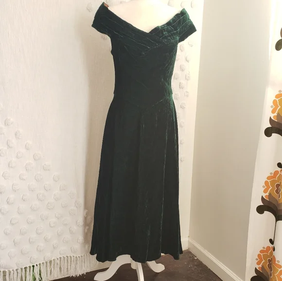 green emerald velvet dress Crushed Velvet Empire Waist Dress main image 0